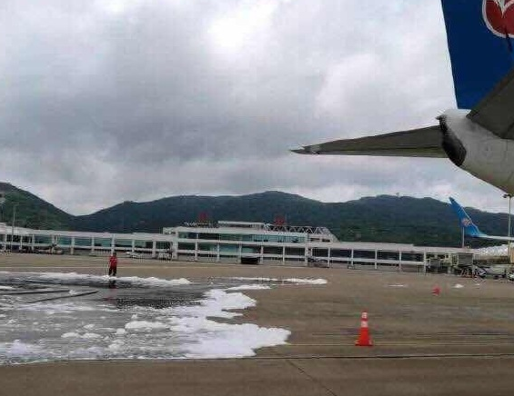 烏龍！長安航空首航飛機珠海機場“過水門” 消防車誤噴泡沫致飛機停飛